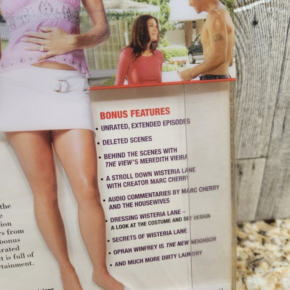 Desperate Housewives The Complete First Season 6-Disc DVD Set Season 1 - Picture 5 of 7